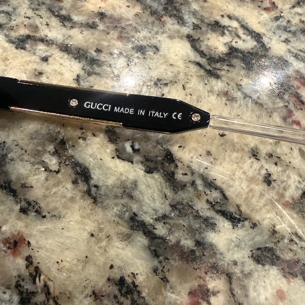 Gucci Women's Black Sunglasses with Gradient Lenses - Picture 4 of 9